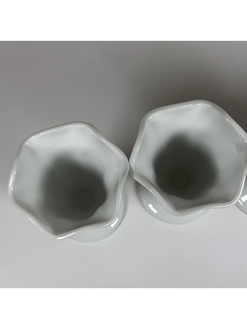 Set of 4 Sur La Table White Porcelain Footed Ice Cream Dessert Bowls Scalloped